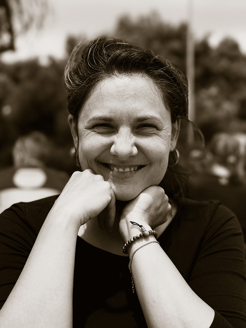 Jessica Nientiedt Portrait lachend Kopf abstützend